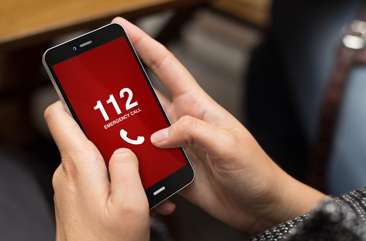 5 Trik ubah mobil jadul jadi pintar berbekal HP, tidak perlu ribet