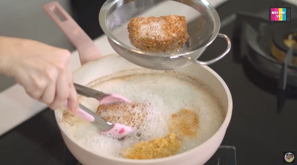 13 Langkah Ayu Ting Ting masak beef cheese kriuk, tanpa tambahan garam