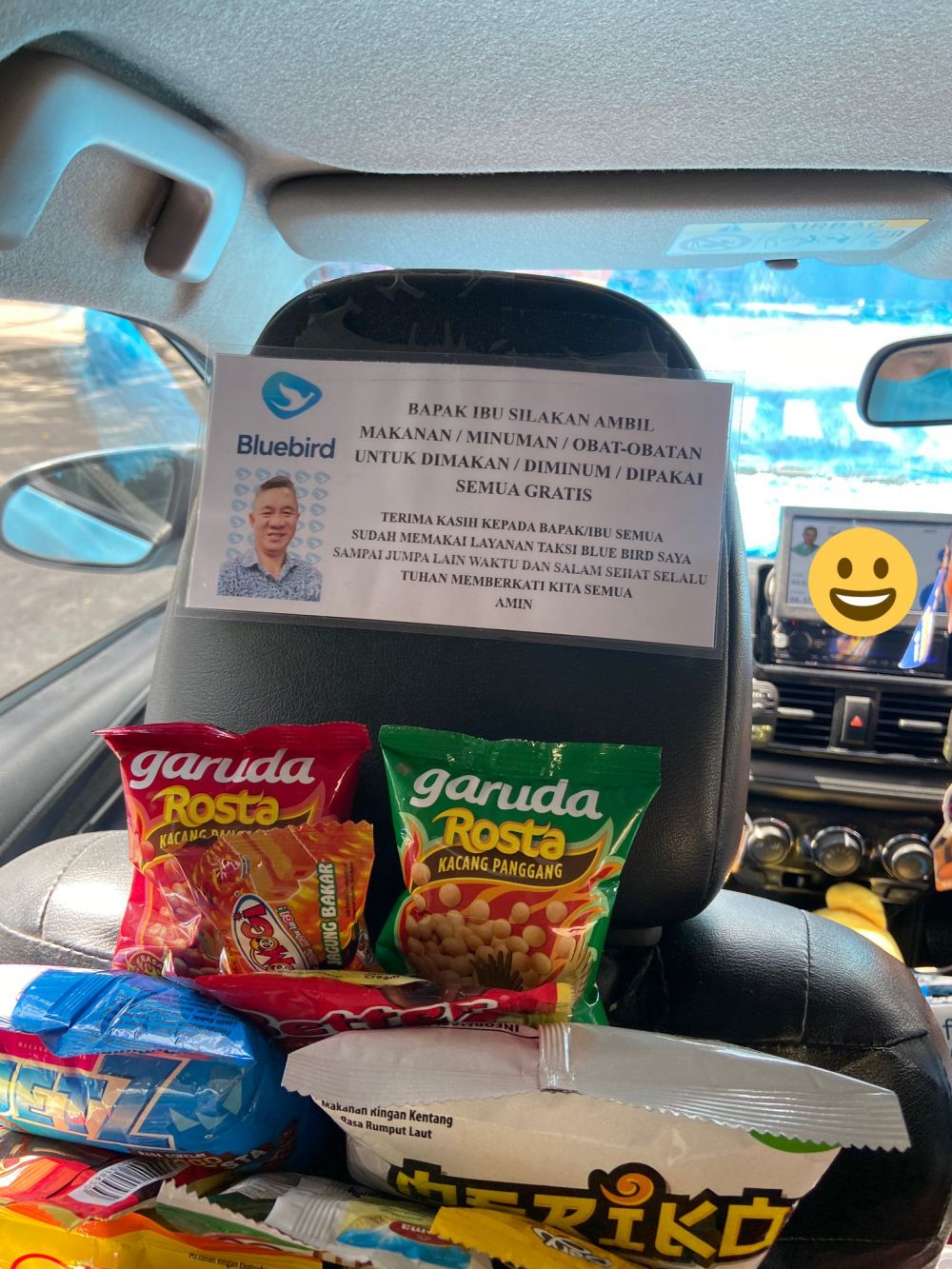 Sediakan snack & obat gratis, aksi driver taksi online ini bikin salut