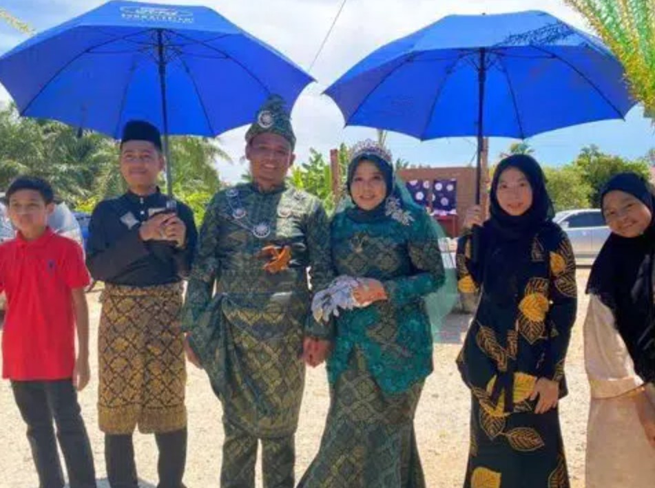 Momen unik pengantin diarak pakai truk bak terbuka, ikuti tradisi