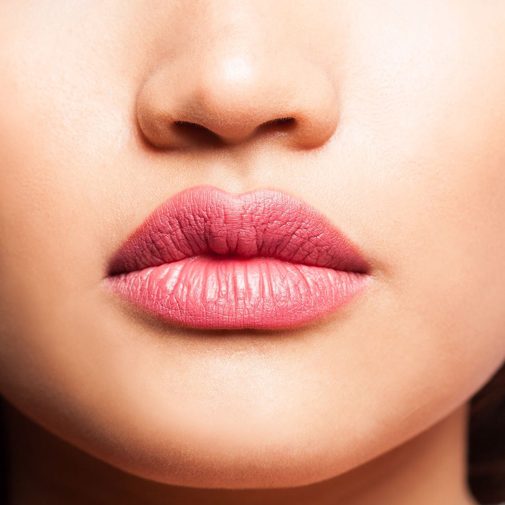 11 Rekomendasi lipstik untuk bibir kering, harga di bawah Rp 100 ribu