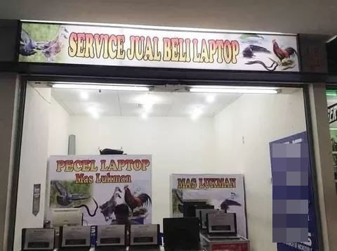 11 Potret kocak orang pakai spanduk pecel lele bikin ngakak