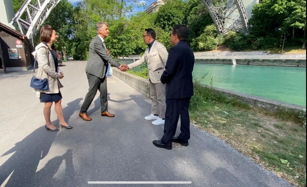 Potret ketegaran Ridwan Kamil dipeluk Hendrich, saksi hilangnya Eril