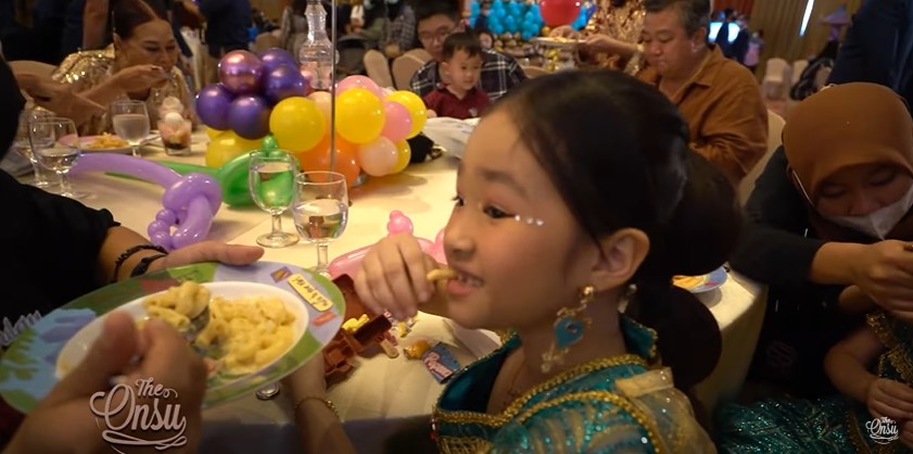 11 Hidangan acara ultah Thalia dan Thania Onsu, bervariasi abis