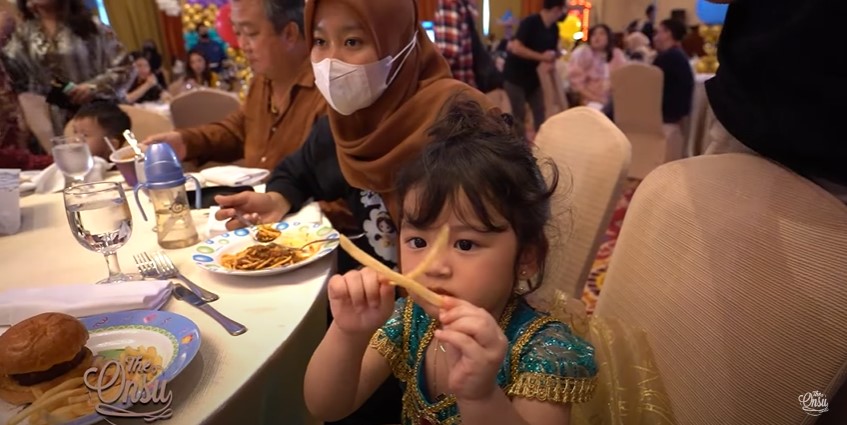 11 Hidangan acara ultah Thalia dan Thania Onsu, bervariasi abis