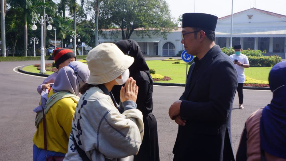 Potret Ridwan Kamil dan istri saat banyak warga antre takziah