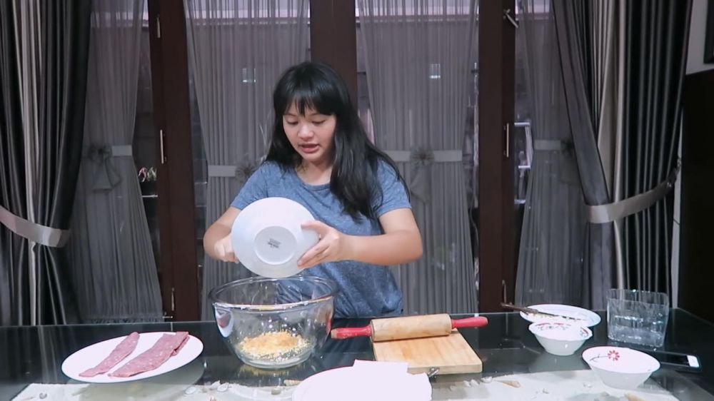 10 Langkah Amel Carla bikin smoke beef roll, praktis dan padat gizi
