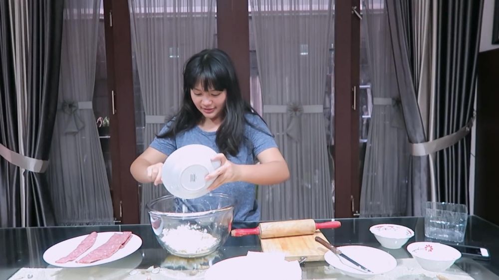 10 Langkah Amel Carla bikin smoke beef roll, praktis dan padat gizi