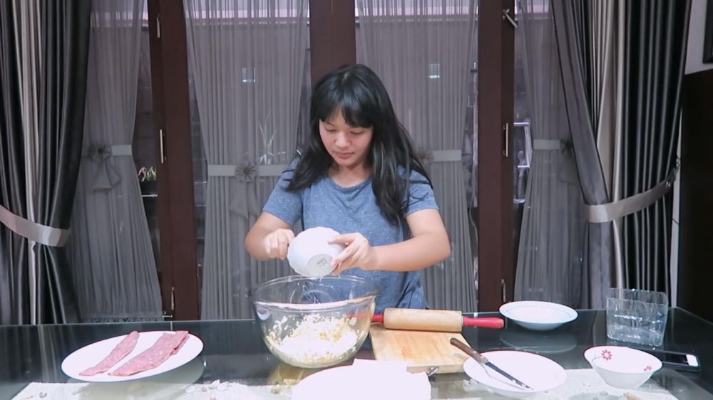 10 Langkah Amel Carla bikin smoke beef roll, praktis dan padat gizi