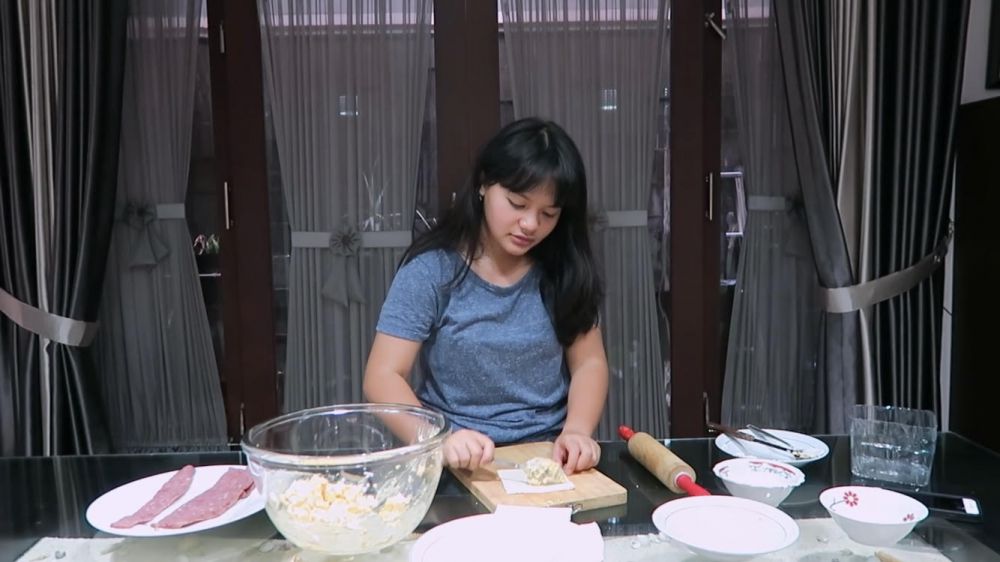 10 Langkah Amel Carla bikin smoke beef roll, praktis dan padat gizi