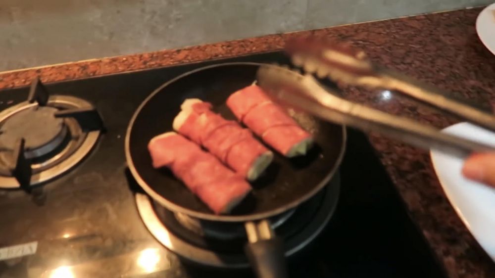 10 Langkah Amel Carla bikin smoke beef roll, praktis dan padat gizi