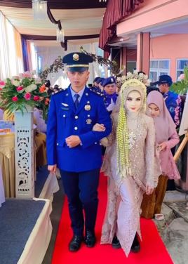 Petugas damkar menikahi wanita difabel, bukti cinta tak pandang fisik