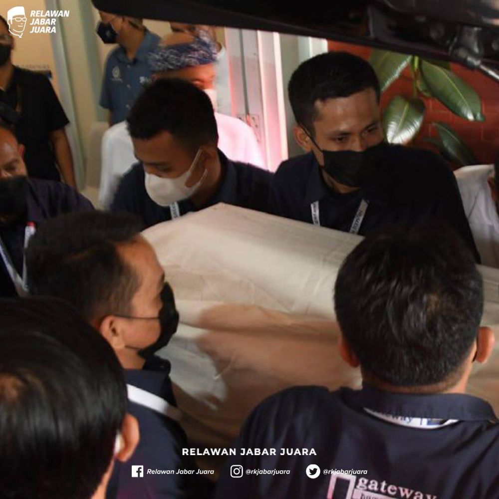 Detik-detik jenazah Eril tiba di Tanah Air, disambut sejumlah menteri
