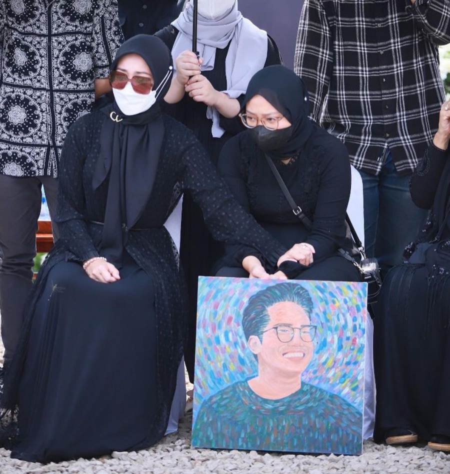 Mengenang kepergian sang kakak, Zara buat lukisan wajah Eril tersenyum