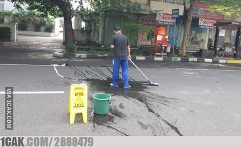 13 Potret lucu orang ngepel, ada-ada aja tingkah kocaknya