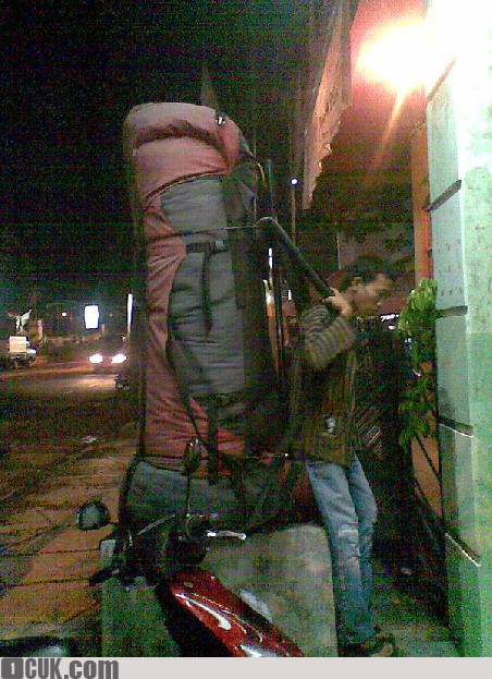 11 Momen nggak biasa orang pakai tas di tempat umum, bikin gagal fokus