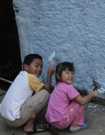 Kenangan manis Eril-Zara anak Ridwan Kamil bantu renovasi rumah warga