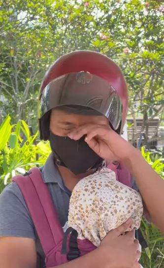 Kisah pilu perjuangan ayah bawa anak saat kerja, dapat hadiah motor