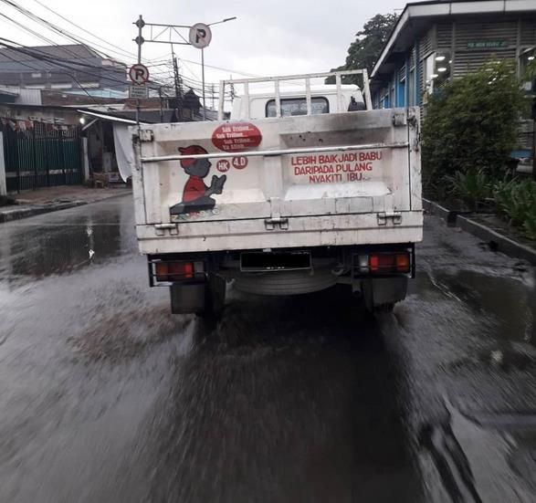 15 Kata-kata nasihat di belakang truk ini penuh pesan tersirat