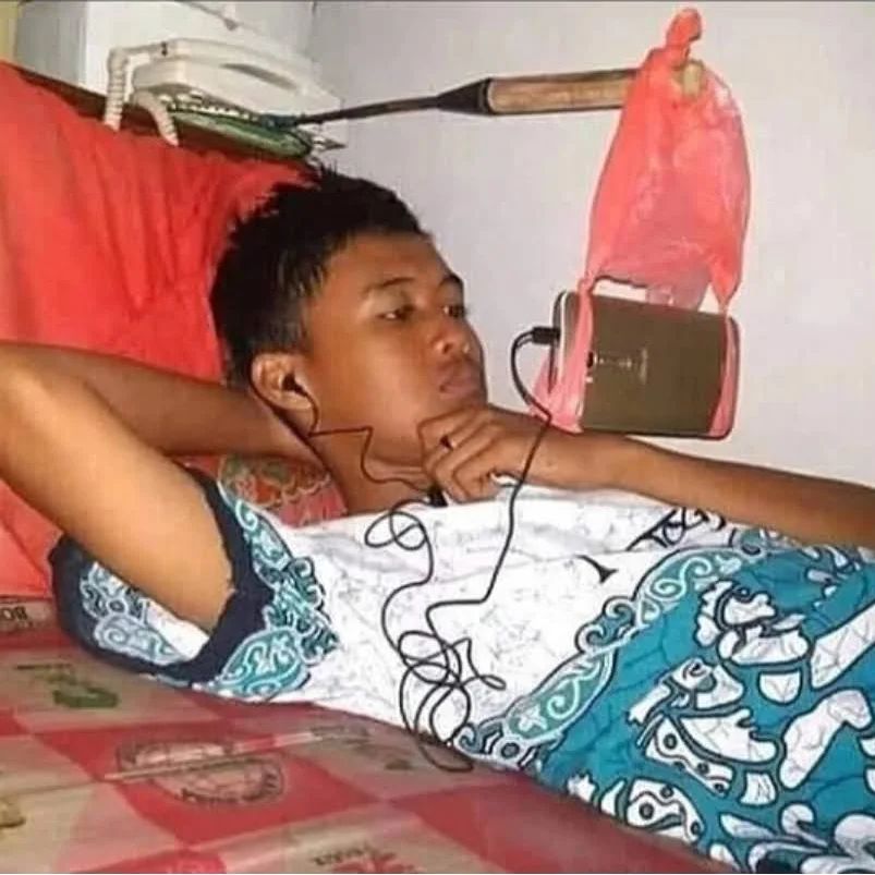 15 Life hack nyeleneh nonton di HP ini bikin tangan antipegal