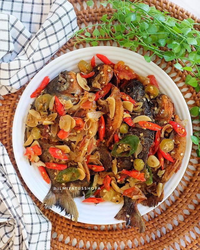 15 Resep olahan ikan bawal goreng aneka bumbu, lezat dan praktis
