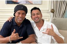 10 Potret Ronaldinho kulineran di Indonesia, cicipi telur gulung