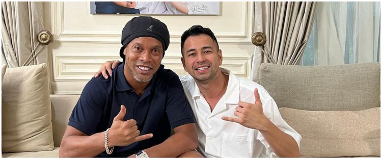 10 Potret Ronaldinho kulineran di Indonesia, cicipi telur gulung