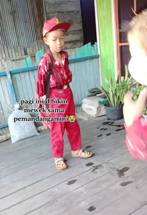 Anak SD ini sekolah pakai sandal jepit, alasannya bikin terenyuh