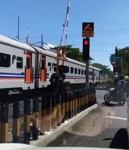 Kereta api lewat tapi palang tidak tertutup, pengendara bak kena prank