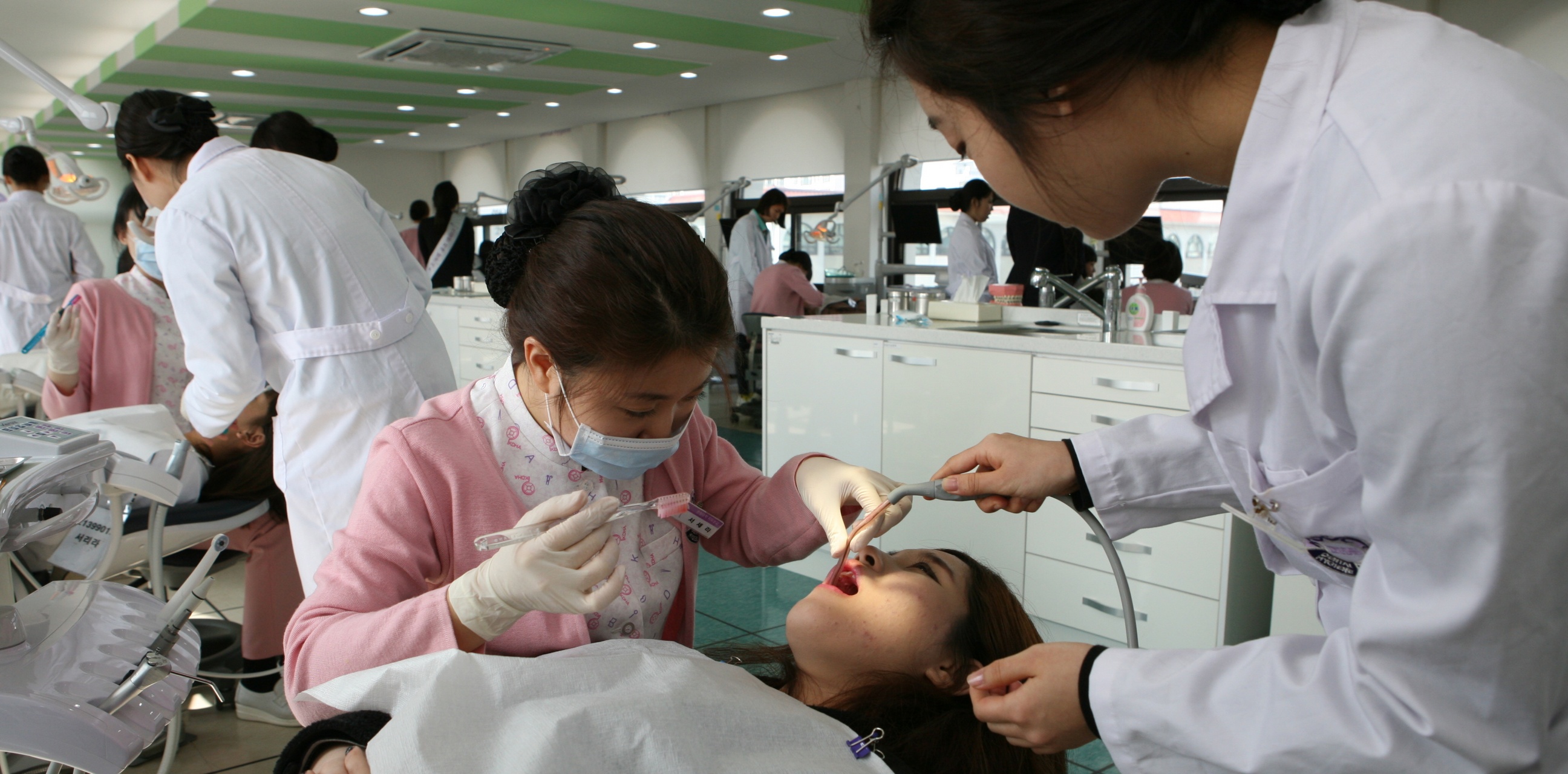 Begini cara perawatan gigi ala K-Pop Idol, gosok gigi 3 kali sehari