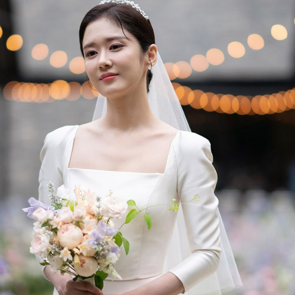 Punya model mirip, intip 9 beda gaun Song Hye-kyo dan Jang Na-ra