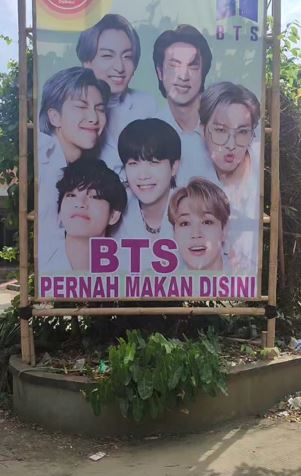 Warung dipasang poster BTS Pernah Makan Di Sini, faktanya bikin ketipu