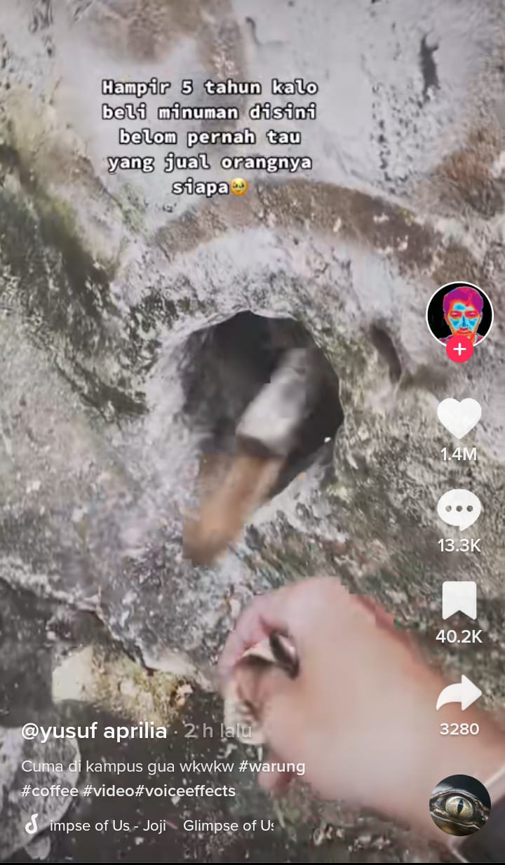 Momen pria beli minum di 'warung gaib', tak pernah tahu penjualnya