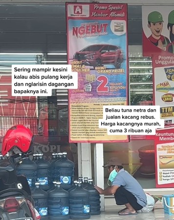 Kisah haru pria tunanetra tayamum dan salat di depan minimarket
