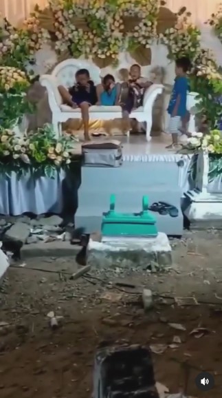 Heboh pesta pernikahan digelar di tengah kuburan, tuai kritikan publik