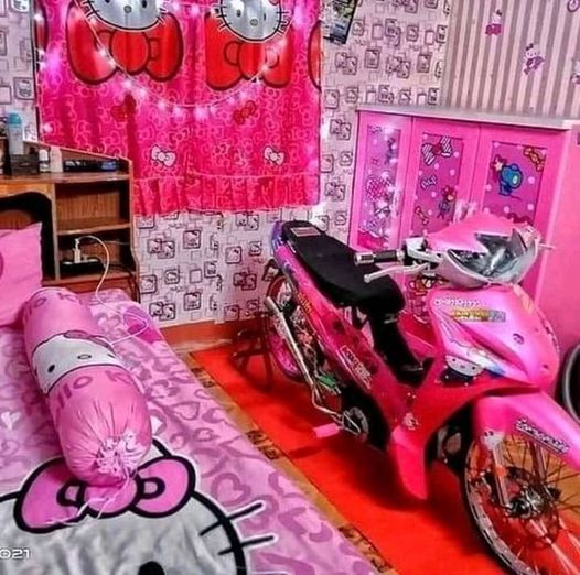 13 Momen lucu totalitas fans Hello Kitty ini bikin senyum tipis