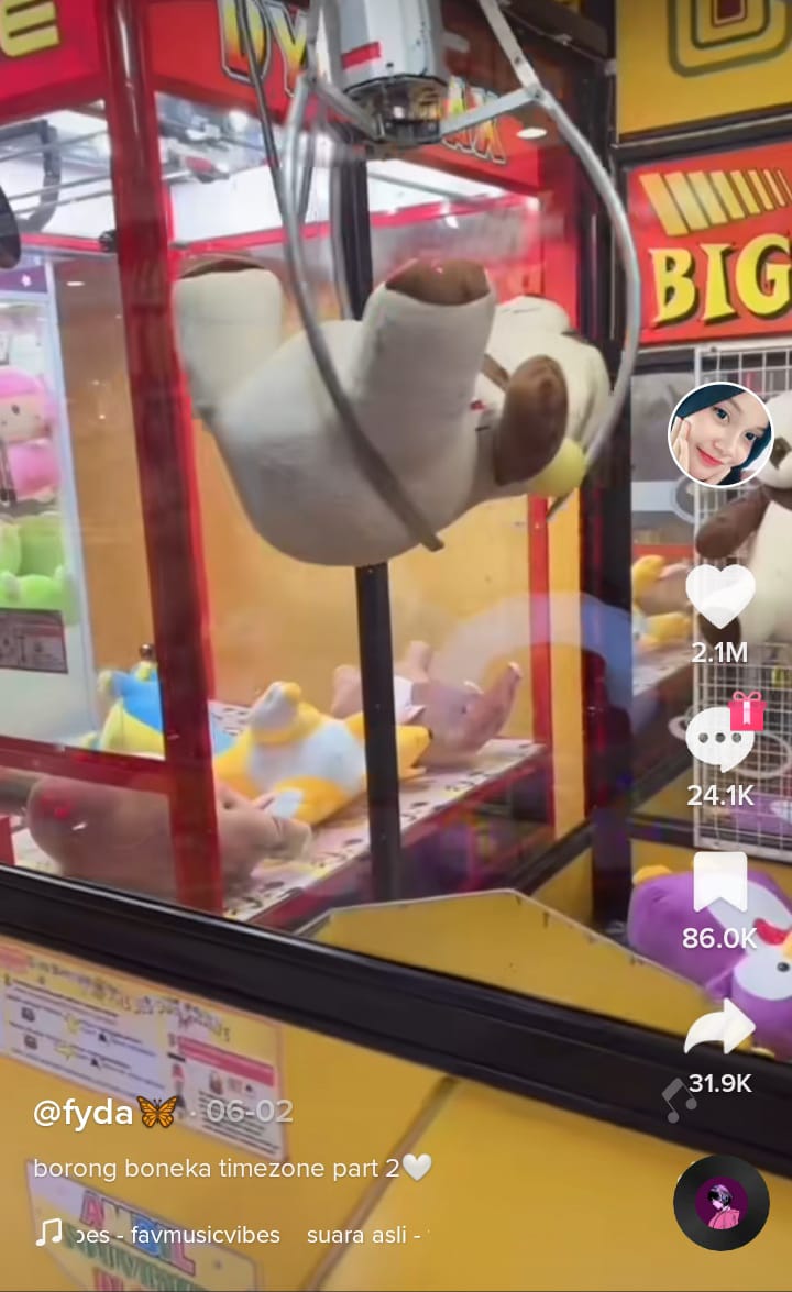 Pria ini borong boneka dari mesin capit, skill-nya bikin melongo