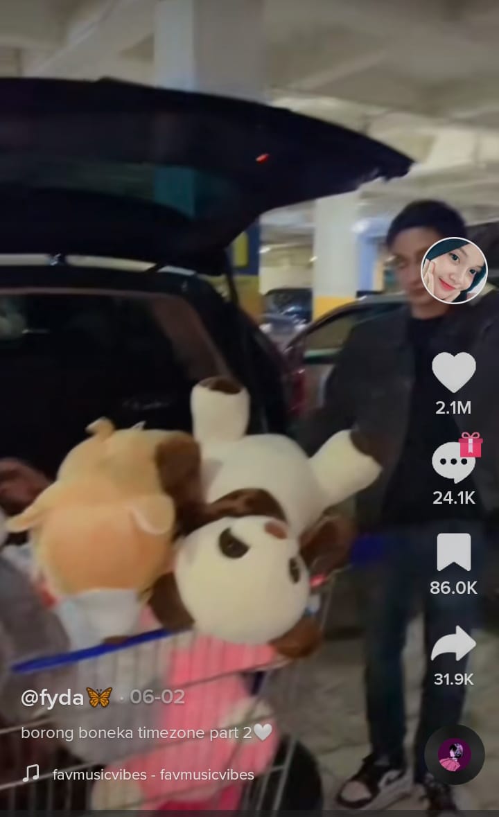 Pria ini borong boneka dari mesin capit, skill-nya bikin melongo