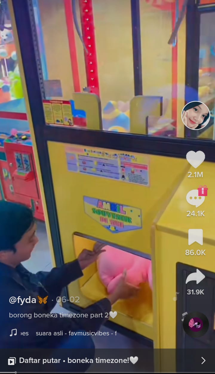 Pria ini borong boneka dari mesin capit, skill-nya bikin melongo