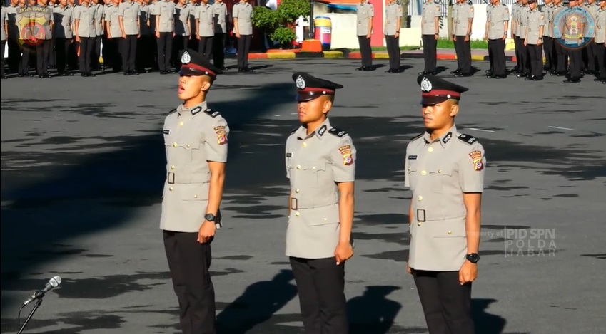 11 Momen haru anak sopir angkot jadi lulusan polisi terbaik