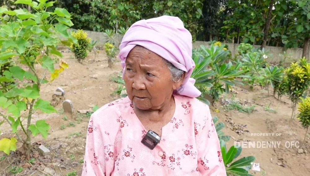 Nenek ini bangun rumah di samping makam suami, kisahnya bikin haru