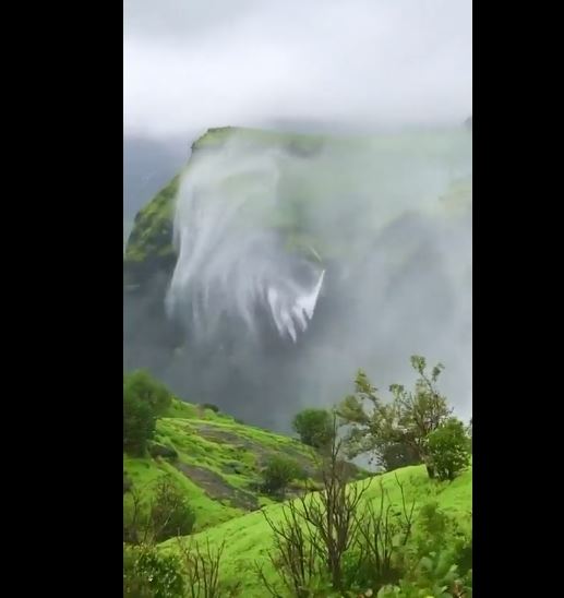 Uniknya fenomena aliran air terjun bukannya turun malah naik