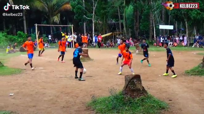 Momen unik liga sepak bola tarkam, lapangannya penuh pohon kelapa