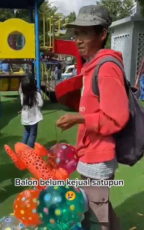 Balon dagangannya terbang, bapak ini gemetar tahan tangis