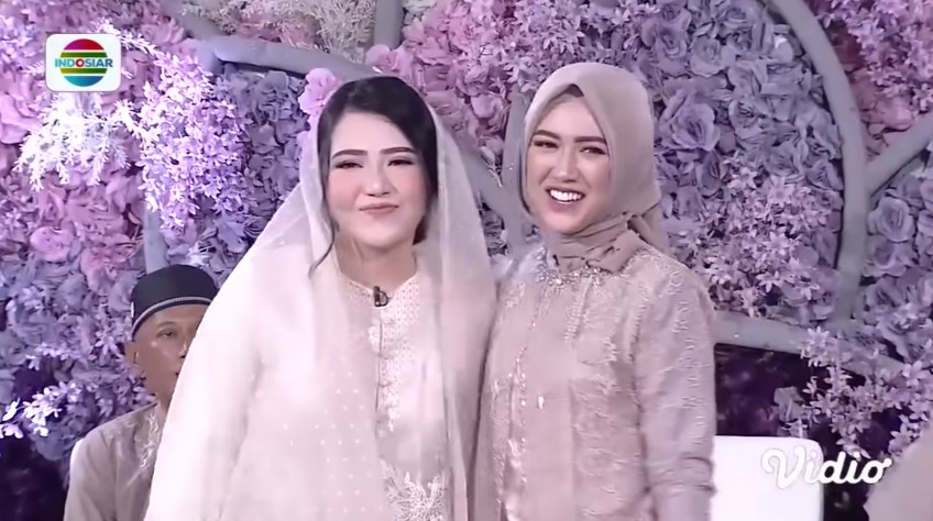 Tampil berhijab, 9 potret Happy Asmara di rangkaian nikahan Via Vallen