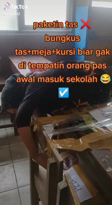 Aksi emak agar anaknya duduk di bangku depan ini bikin geleng kepala