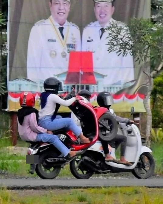 11 Momen lucu orang lagi atraksi, aksinya bikin melongo