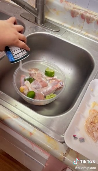 Cara mudah pisahkan lemak dari daging ayam tanpa menggunakan pisau