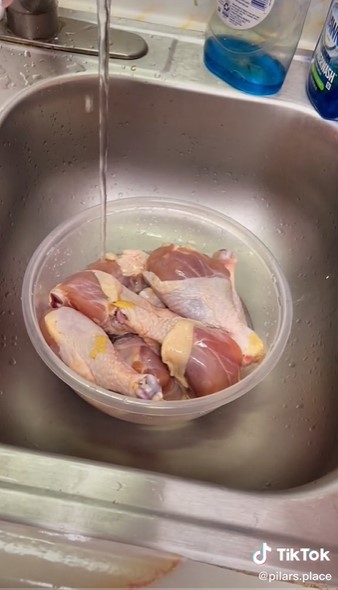 Cara mudah pisahkan lemak dari daging ayam tanpa menggunakan pisau