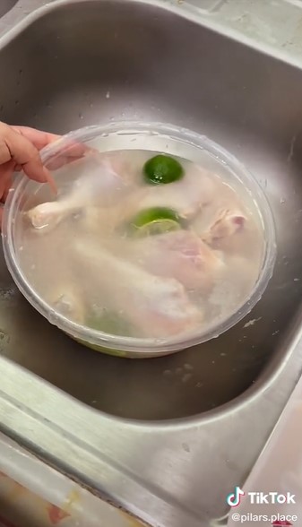 Cara mudah pisahkan lemak dari daging ayam tanpa menggunakan pisau